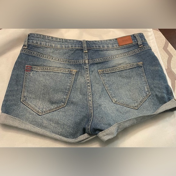 Urban Outfitters BDG Midrise Shortie Distressed Med Wash Size 28 - Picture 2 of 7